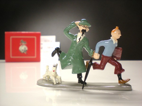 Hergé/Tintin. Sculpture représentant Tintin debout et Milou tiré